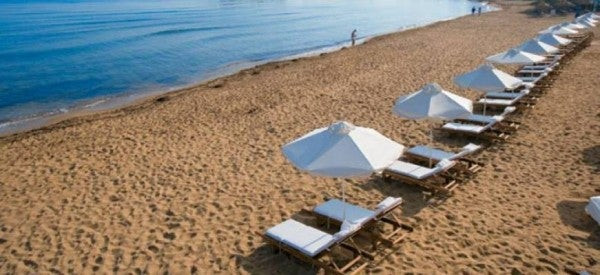 Για μία θέση στην παραλία – Τι σκαρφίστηκε το ελληνικό δαιμόνιο (εικόνες)